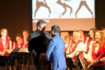 Fast inkognito erhielt Dirigent Thierry Rau zwei gute Tropfen fr die whrschafte Arbeit mit dem MV Sissach. Es hat sich gelohnt, Thierry - Herzlichen Dank!